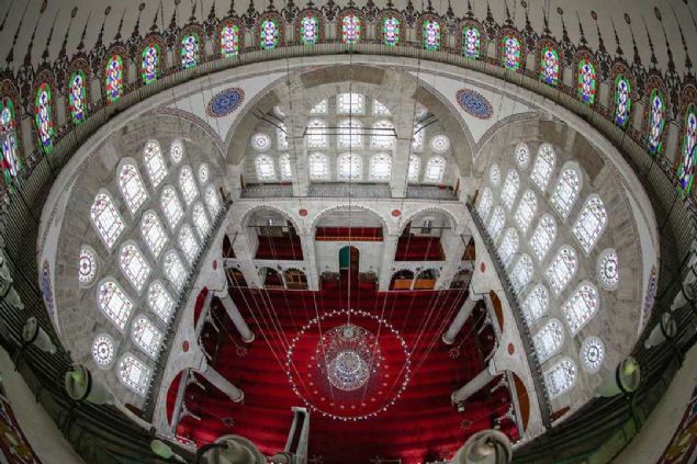 Dikd�rtgen planl� yap�n�n �ad�rvanl� avlusuna, do�u, bat� ve kuzeydo�udan birer kap�yla giriliyor.  <br><br>  Etraf�nda medrese, mektep, t�rbe ve hamam�n yer ald��� caminin sa��nda tek minaresi bulunuyor. 