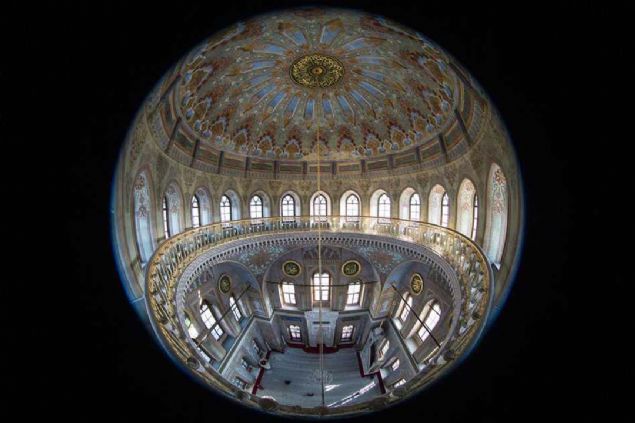 Pertevniyal Valide Sultan Cami   <br><br>  Sultan 2. Mahmud'un e�i ve Sultan Abd�laziz'in annesi Pertevniyal Valide Sultan taraf�ndan Aksaray Meydan�'nda yapt�r�lan k�lliye cami, mektep, t�rbe, t�rbedar odas�, k�t�phane, muvakkithane, karakol, alt� adet �e�me ve yedi adet d�kkandan olu�uyor.          