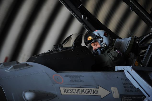 <div style='box-sizing: border-box; margin: 0px; padding: 0px; border: 0px; color: rgb(51, 51, 51); font-family: "Roboto Condensed"; font-size: 19px;'>  	Bu noktada u&ccedil;u� plan�n� inceleyen askerler, son isti�arelerin ard�ndan jet u&ccedil;a��n�n bulundu�u hangara ge&ccedil;iyor. Hangarda g&ouml;revli askerden jet u&ccedil;a��n�n son durumuna ili�kin bilgiler alan pilotlar, jetlerin &ccedil;evresini kontrol ederek g&ouml;reve haz�r olup olmad���na bak�yor.&nbsp;</div>  