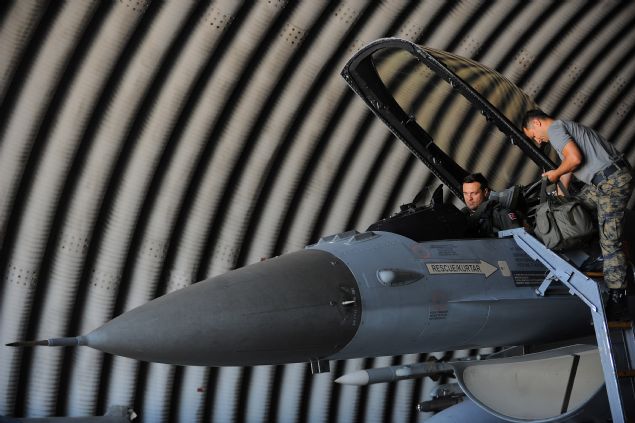 <div style='box-sizing: border-box; margin: 0px; padding: 0px; border: 0px; color: rgb(51, 51, 51); font-family: "Roboto Condensed"; font-size: 19px;'>  	E�itim u&ccedil;u�una &ccedil;�kacak askerler, &ouml;ncelikle &ouml;zel k�yafet ve ekipmanlar�yla kendilerini donatarak, u&ccedil;u� &ouml;ncesi haz�rlar�n� yap�yor.&nbsp;</div>  