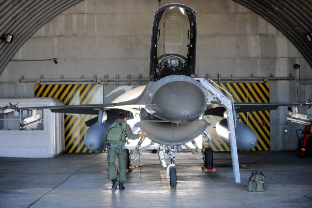 <div style='box-sizing: border-box; margin: 0px; padding: 0px; border: 0px; color: rgb(51, 51, 51); font-family: "Roboto Condensed"; font-size: 19px;'>  	Ard�ndan jet u&ccedil;a��n�n kokpit b&ouml;l&uuml;m&uuml;ne ge&ccedil;erek mekanizmalar�n do�ru &ccedil;al���p &ccedil;al��mad���n� kontrol ederek, jet u&ccedil;a��n� u&ccedil;u�a haz�r hale getiriyor.</div>  <div>  	&nbsp;</div>  