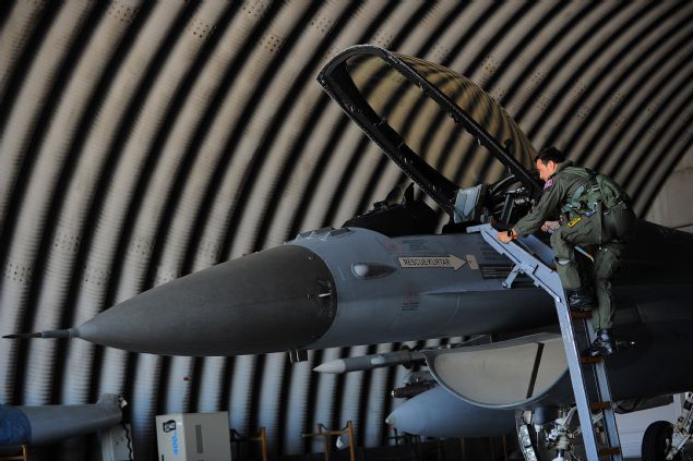 <div style='box-sizing: border-box; margin: 0px; padding: 0px; border: 0px; color: rgb(51, 51, 51); font-family: "Roboto Condensed"; font-size: 19px;'>  	Bal�kesir&acute;de bulunan Band�rma 6'nc� Ana Jet &Uuml;ss&uuml;'nde g&ouml;revli T&uuml;rk Hava Kuvvetleri personeli de bu noktada e�itim u&ccedil;u�lar�na devam ediyor.&nbsp;</div>  