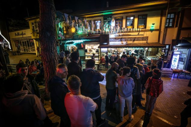 <p> <span style='color: rgb(51, 51, 51); font-family: "Roboto Condensed"; font-size: 19px;'>Ben 42 yıldır baba mesleğimi yapıyorum. Sahur vakti en çok Bursa'ya özgü olan tahinli pide ve pekmezli kazan simidi satılıyor. Bursalılar için her sabah kahvaltısında tahinli pide olmazla olmazdır. Sahurda da son dakikalara kadar insanlar bu lezzet için kuyrukta bekliyor. </span></p>