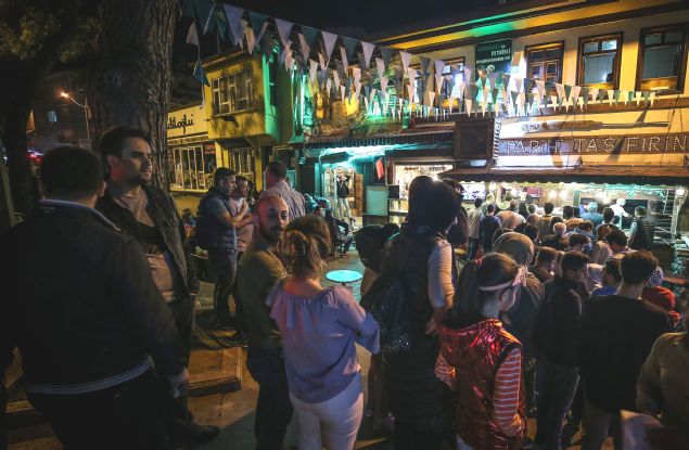 <div style='box-sizing: border-box; margin: 0px; padding: 0px; border: 0px; color: rgb(51, 51, 51); font-family: "Roboto Condensed"; font-size: 19px;'> <strong style='box-sizing: border-box; margin: 0px; padding: 0px; border: 0px;'>`İNSANLAR SAHURUN SON DAKİKALARINA KADAR KUYRUKTA BEKLİYOR´</strong></div> <div style='box-sizing: border-box; margin: 0px; padding: 0px; border: 0px; color: rgb(51, 51, 51); font-family: "Roboto Condensed"; font-size: 19px;'> </div> <div style='box-sizing: border-box; margin: 0px; padding: 0px; border: 0px; color: rgb(51, 51, 51); font-family: "Roboto Condensed"; font-size: 19px;'> 42 yıllık tahinli pide ustası olan Gürsel Kavan, tahinli pide için çok farklı illerden vatandaşların geldiğini anlatarak şunları söyledi: "Osmanlı mutfağından bir lezzet. Zaman içinde Bursalı ustalar bu lezzete sahip çıktılar ve kente özgü bir hal aldı. 500 yılın ardından bugün hala yüz binlerce Bursalının kahvaltı ve sahur sofralarının vazgeçilmezi olma özelliğini koruyor. </div>