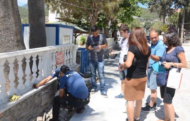 Yaz�t, heykelin kaidesinde te�ekk�r edilmek �zere konulmu� olabilir.   