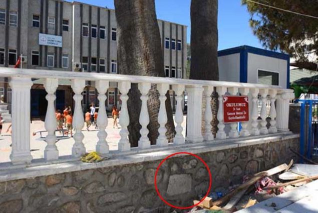 Dat�a Belediyesi taraf�ndan Osman �etiner Sokak'ta yap�lan yol d�zenleme �al��malar�n�  yerinde incelemeye giden arkeolog ve restorat�r Okan �zalp'�n g�z� tesad�fen g�rd��� ta�a tak�ld�. 