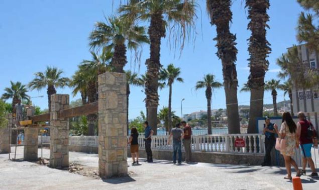 Arkeolog ve restorat�r Okan �zalp, M.�. 3'�nc� y�zy�ldan kalma Helenistik D�neme ait oldu�u tahmin edilen yaz�t�n, bir heykelin kaidesi olabilece�ini s�yledi.     