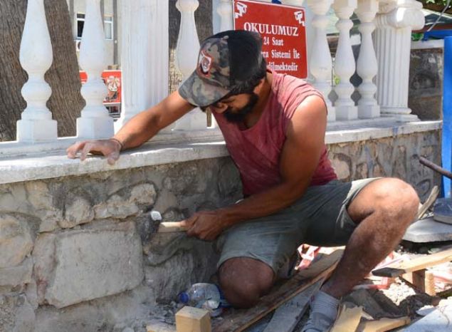 M�zeden gelen ekip de yaz�t� inceleyip, yerinden al�nmas�na karar verdi. Belediye i��ileri taraf�ndan restorat�r ve arkeolog Okan �zalp'in g�zetiminde zarar g�rmeden yerinden ��kart�lan tarihi eser, tutanakla Marmaris M�ze M�d�rl��� yetkililerine teslim edildi.   