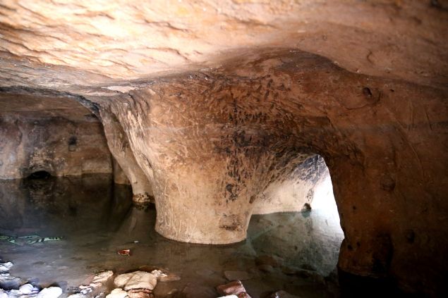 <p style='box-sizing: border-box; margin: 0px 0px 10px; padding: 0px; border: 0px; list-style-type: none; color: rgb(51, 51, 51); font-family: "Roboto Condensed"; font-size: 19px;'>  	<strong style='box-sizing: border-box; margin: 0px; padding: 0px; border: 0px;'>- �&Ccedil;� BERRAK SUYLA DOLU</strong></p>  <p style='box-sizing: border-box; margin: 0px 0px 10px; padding: 0px; border: 0px; list-style-type: none; color: rgb(51, 51, 51); font-family: "Roboto Condensed"; font-size: 19px;'>  	&Ccedil;al�� Belediye Ba�kan� Kaz�m Y�lmaz, AA muhabirine yapt��� a&ccedil;�klamada, 25 y�l &ouml;nce giri�i kapat�lmadan &ouml;nce buraya girenlerin tariflerine g&ouml;re, i&ccedil;i tamamen berrak suyla kaplanm�� alan�n yakla��k 1 milyon 200 bin metrekare oldu�unun d&uuml;�&uuml;n&uuml;ld&uuml;�&uuml;n&uuml; belirtti.</p>  