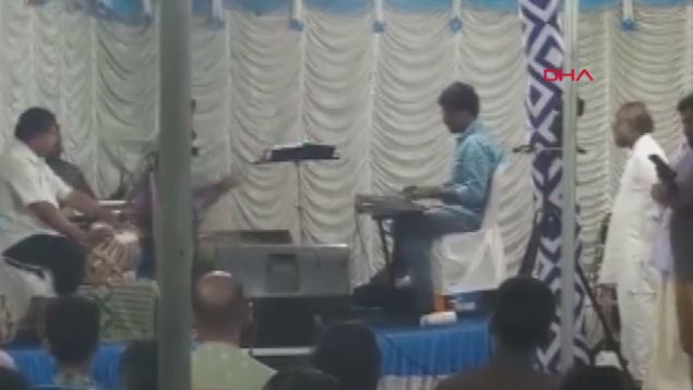 Aile ise bu durumu k�zlar�ndan saklamaya karar vererek, k�zlar�na; babas�n�n hastanede oldu�unu, durumunun iyi oldu�unu ve d���ne kat�laca��n� s�yledi.          