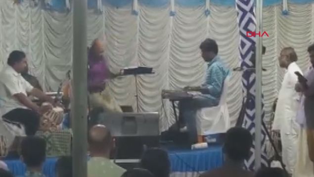 Adam�n akrabalar� hemen yard�ma ko�arak, ambulans �a��rd�.          