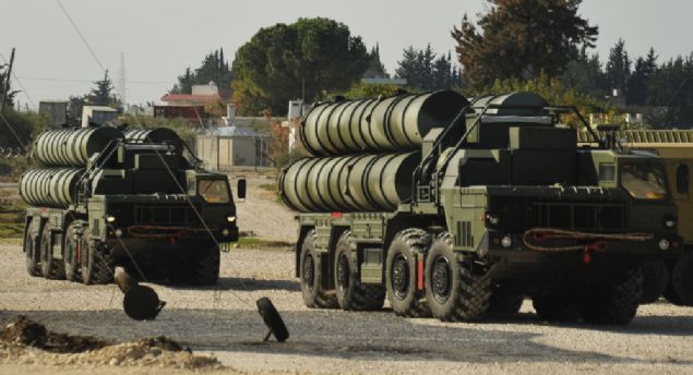 Peskov, Ankara taraf�ndan bilgilendirilip bilgilendirilmedikleri sorusuna, �Ankara�n�n bize bilgi vermesi gerekmiyor. Zira bu bizim meselemiz de�il� yan�t�n� verdi.       