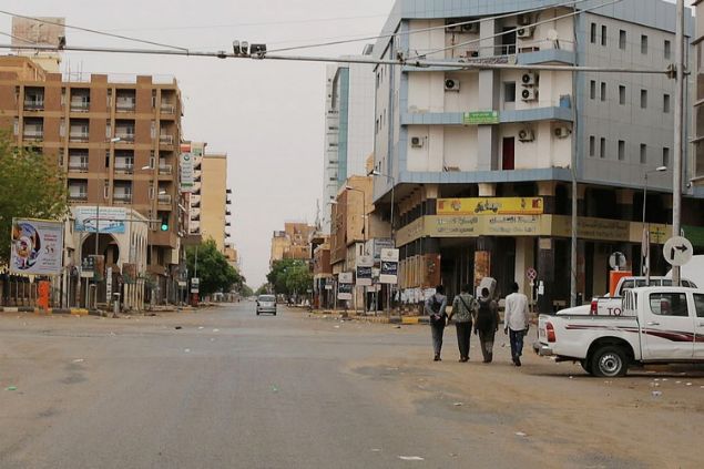 Sudan Doktorlar Komitesi, gvenlik glerinin pazartesi sabah bakent Hartum'da ordu karargah nndeki gstericilere mdahalesinde hayatn kaybedenlerin saysnn bugn hastanelerde yaamn yitirenlerle birlikte 40'a ulatn, ancak bu saynn ok daha fazla olduunu bildirdi.  