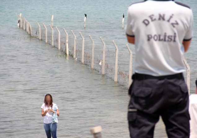 Ancak gen kz kimse ikna edemedi. Bunun zerine glden de su alt polisi botla geldi. Ancak gen kz botu grnce cam parasn boazna dayayp kendisini ldrmekle tehdit ederek botun uzaklamasn istedi.   