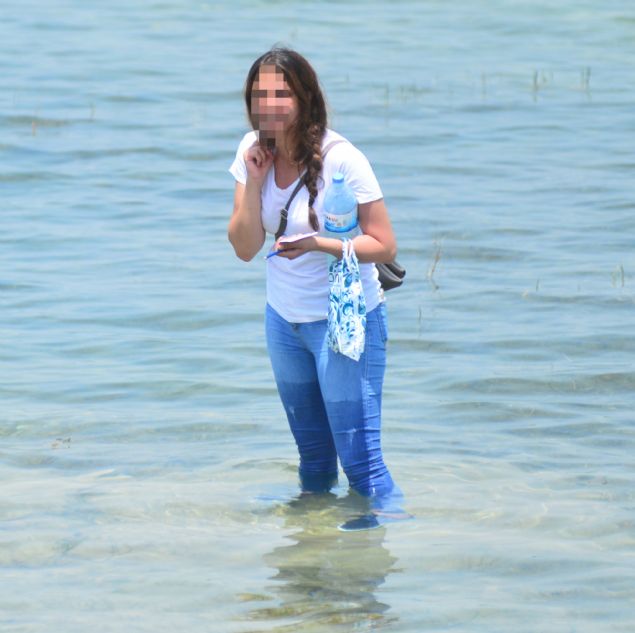 Bu nedenle bot gen kzdan uzaklat. Anne ise aresizce kzn gl kenarnda beklemeye balad. Mzakereci polis ve anne ne yaptysa gen kz ikna edemedi.   