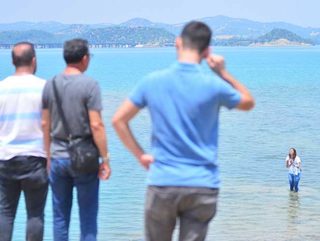 Adanada yaklak 1,5 ay nce eczac nianlsyla ayrldktan sonra psikolojisinin bozulduu ne srlen makine mhendisi gen kz, Seyhan Baraj Gl'ne girip boazna cam paras dayayarak intihar giriiminde bulundu.   