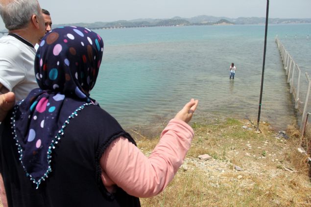 Bunun zerine evredeki vatandalarn haber vermesi zerine olay yerine polis, salk ve Can-Kur ekipleri sevk edildi. Olay yerine gen kzn annesi S.A. da geldi.   
