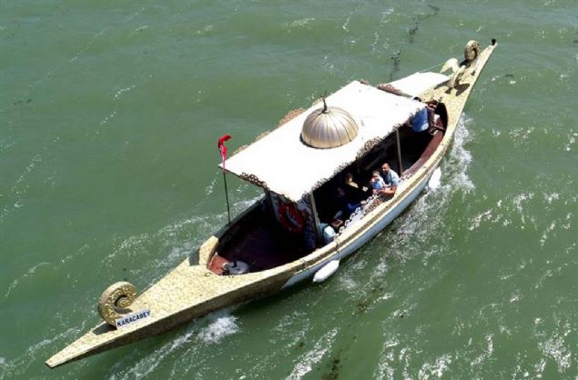 Yerli ve yabanc ziyaretiler, balk tekneleriyle glde gezintiye karak Uluabat Gl'nn keyfini kard.    