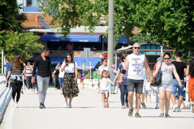 Sadece dn 40 bin kii kymze giri yapt. Buraya gelen misafirlerimizi Uluabat Gl'ne balk kayklaryla gezintiye kartyoruz.   <br><br>  Tm misafirlerimizi memnun bir ekilde uurluyoruz. Arlkl olarak yerli turistleri gryoruz, daha sonra yerli turistleri Ortadoulu turistler takip ediyor' dedi.   