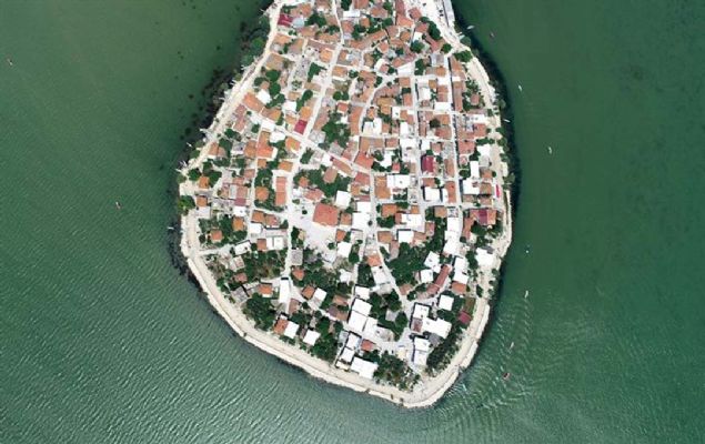 Baz ziyaretilerin kydeki yresel lezzetleri tatt grld.    