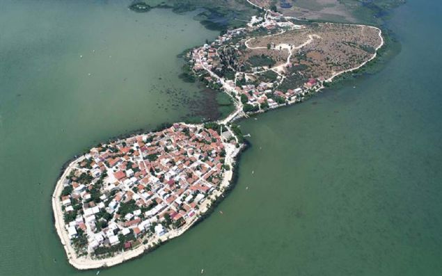 Kltr ve Turizm Bakanl ile Nilfer Belediyesi nclnde devam eden arkeolojik kazlarda ortaya karlan buluntulara gre, yaklak 2 bin 600 yl nce yaamn balad Bursa Uluabat Gl'nn kysnda yer alan Glyaz, esiz doal gzelliiyle bayram tatilinde de ilgi oda oldu.          