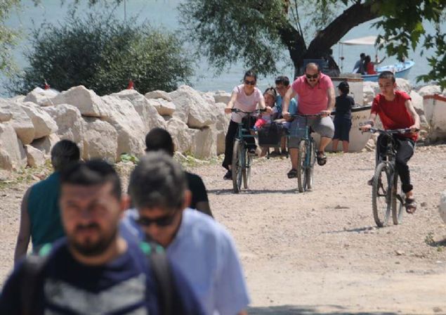 Japon Seyahat Acentalar Birlii (JATA) tarafndan 'Avrupa'nn en gzel 30 kasabas' arasnda gsterilen, yalarn fazla olduu dnemlerde gl suyunun ykselip evlerin nne kadar gelmesi dolaysyla 'Kk Venedik' olarak nitelendirilen yarmada zerine kurulu ky, bayram tatilinin 7 gnnde yaklak 150 bin ziyaretiye ev sahiplii yapt.         