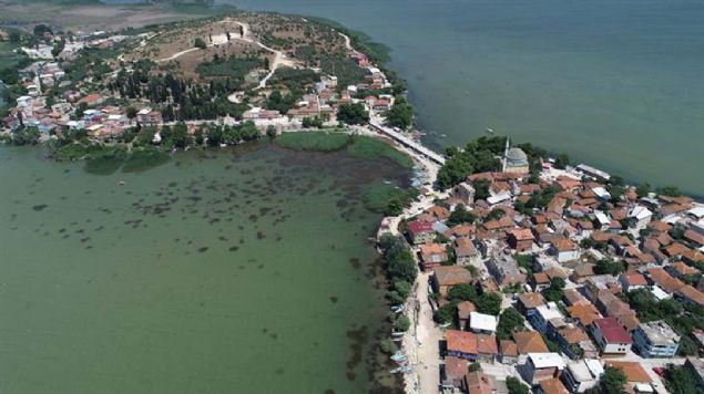 Avrupa'nn en gzel kasabalar arasnda gsterilen Bursa Uluabat Gl kysndaki Glyaz ky, bayram tatilinde ziyareti aknna urad.           