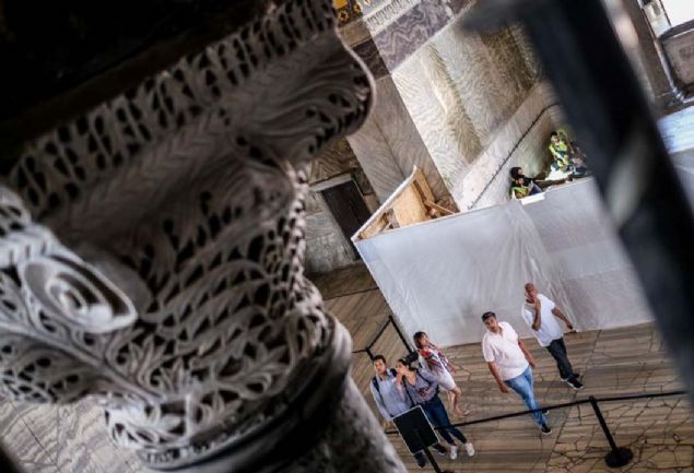 'SAKLI KONALAR SERGLENECEK'  <br><br>  'Ayasofya ile ilgili birok kent efsanesi bulunuyor. Hem Hristiyan hem de slam dnyas iin ok nemli bir eser ama bugne kadar Ayasofya'da almam bir kap yok...     