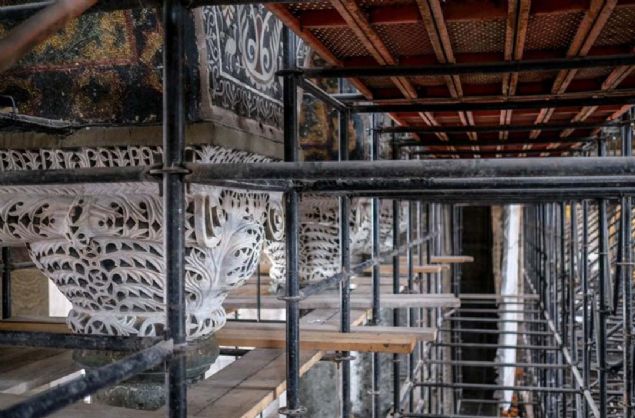 'RMCEK ADAM YOK, SKELE VAR'  <br><br>  'Ayasofya iindeki almalar bir sre daha devam edecek. Bir taraftan onarmlar devam ederken bir yandan da belgeleme-proje almalar devam ediyor. Karlalan yeni sorunlara gre mdahale ediliyor. Bunun tek yolu yapya ulamak. Ulamak iin iskeleye her zaman ihtiyacmz var...      