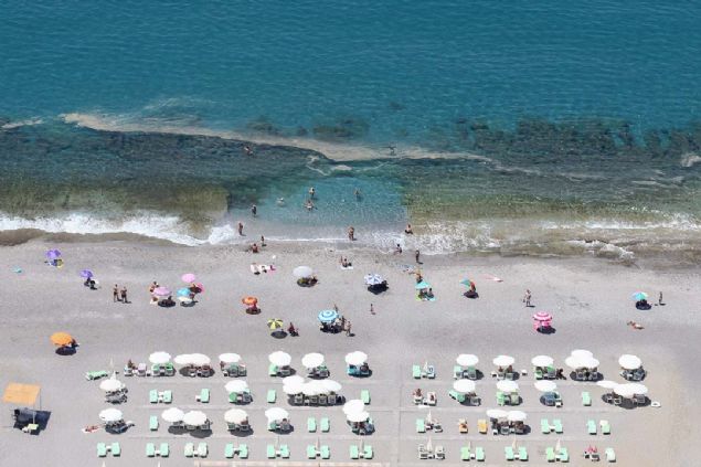 Yerli ve yabanc� turistler, d�nyaca �nl� Konyaalt� Sahili'nden denize girdi, kumsalda g�ne�lendi.   