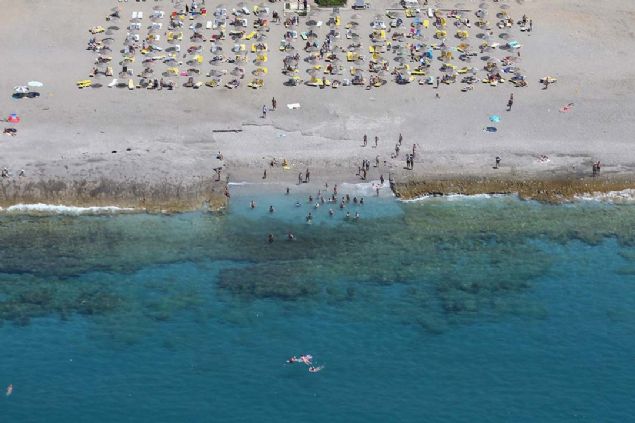 Hava s�cakl���n�n 30, deniz suyu s�cakl���n�n 25 derece �l��ld��� Antalya'da, g�ne�lenmek ve denizde y�zerek e�lenceli bir g�n ge�irmek isteyenler, plajlarda yo�unluk olu�turdu. 