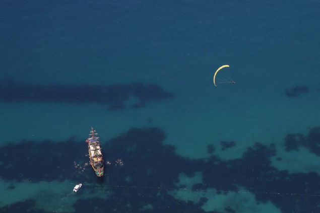 Tatilcilerden baz�lar� ise deniz para��t�ne binerek e�lenceli zaman ge�irdi.  