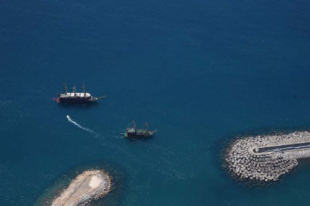 Baz� tatilciler, Kalei�i Yat Liman�'ndan tekneyle tura ��karak, kentin temizli�i ve do�al g�zelli�iyle �nl� koylar�n� gezdi. 