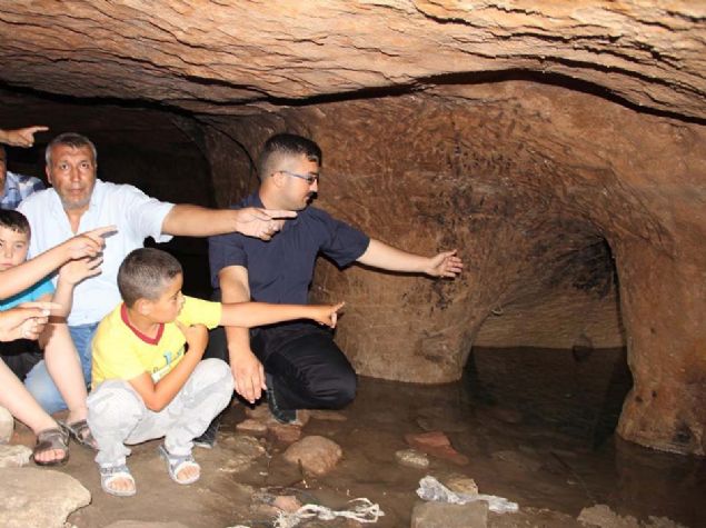 Eve gelen ekipler, oluan su birikintisini boaltrken, alma balatt.   