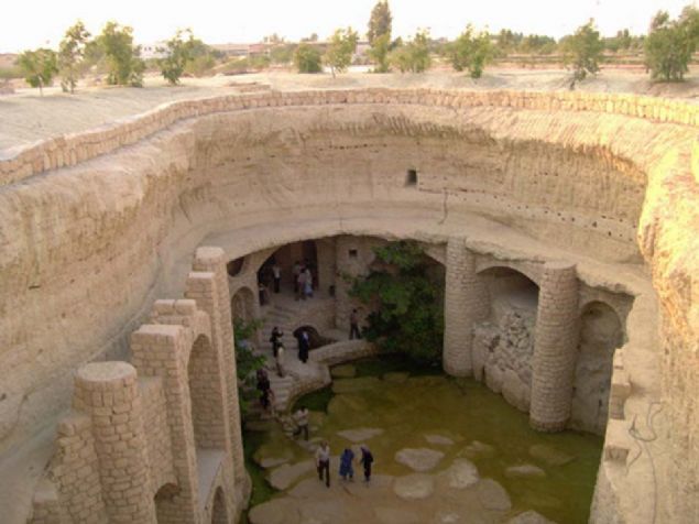 Blgedeki su skntsndan tr 2 bin yl nce Tanr Dalarndan Turfan istikametinde toplam uzunluu 5 bin 272 kilometre olan yer alt su kanallar ina edilmesinin ardndan blge, cenneti andran gzel manzaralara sahip.   