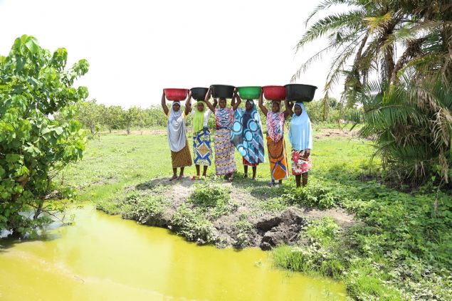 'BAKA AREMZ YOK'  <br><br>  Su temizliinde yllardr alum ta kullandn belirten Sleyman Mai Unguwa, 'Yosun tutmu ve amurlu glet sularn temizleyerek imekten baka aremiz yok.' diye konutu.    iftilikle uraan Unguwa, 'Burada elektrik dnda en ok sknt yaadmz konu temiz suya eriim. Yamur mevsiminde evlerimizde sular toplamaya alyoruz ama kurak mevsimde gletlerdeki yosun tutmu amurlu sular kullanyoruz.' dedi.  <br><br>  Gletlerden karlan sular imenin tehlikeli olduuna dikkat eken Unguwa, bu nedenle zaman zaman tifo, ishal ve kant gibi salk sorunlar yaadklarn szlerine ekledi.   
