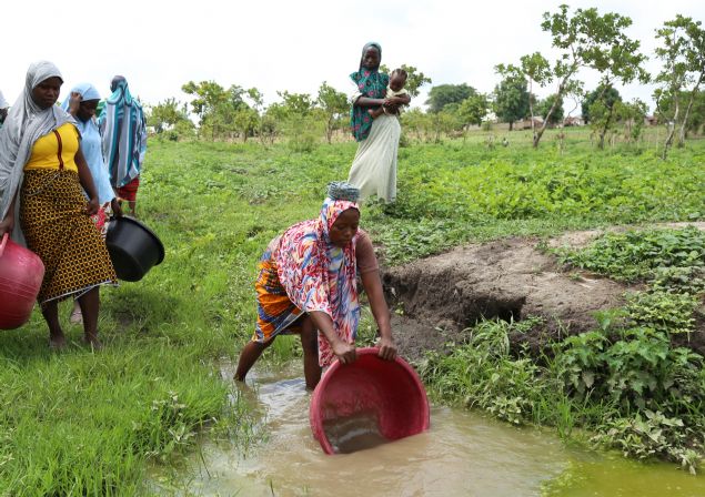 Yaklak 200 milyon nfuslu Nijerya'nn byk bir ksmnda su ebekesi bulunmuyor. Yln neredeyse yarsn kurak geiren blgelerde yaayan halk ciddi su sknts ekiyor.   