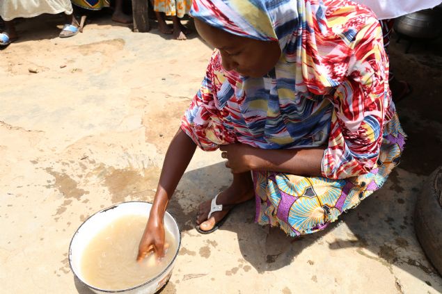 Gnlk su ihtiyacn karlayabilmek iin her gn gletlerden su toplayan Zuwaira Sleyman, AA muhabirine yapt aklamada, baka su kaynaklar olmad iin ime suyu ihtiyacn dere ve gletlerden karlamaya altklarn syledi.   