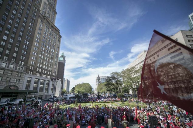 ABD-Trkiye ilikilerinin gndemindeki skntlar aabilmenin yolunun ABD'deki Trk vatandalarnn birlik ve beraberliklerini daha da glendirmeleri ile mmkn olacan syleyen Kl, bu birlik ve beraberliin sergilenmeye devam etmesi gerektiini vurgulad. 