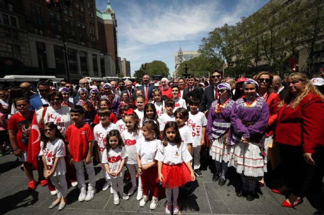 Trkiye'nin tm dnyaya insanlk rnei sergilediini belirten Adams, 'Dnyann geri kalan Suriyelilere srtn dnmken, siz onlara evlerinizi atnz. Herkes sadece yardmdan bahsederken siz gerekten onlara yardmc oldunuz, gerek insani yardm yapann kim olduunu gsterdiniz.' deerlendirmesinde bulundu. 