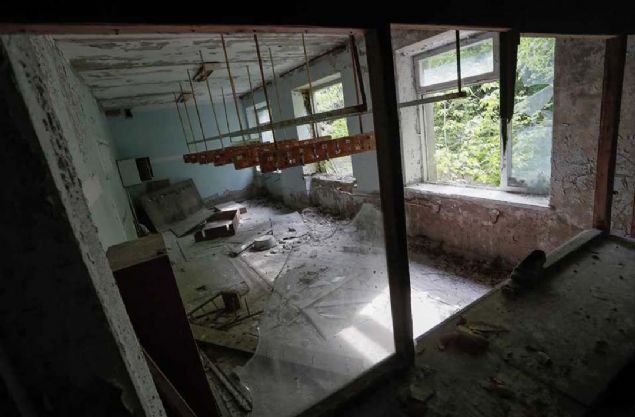 Dizinin senaryosunu yazan ve yrtc yapmcln stlenen ise Hangover II filminin senaristlerinden Craig Mazin.  