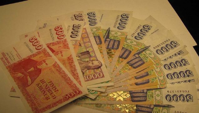 2008 ylnda iflasn kysna gelen lke, kimlii belirsiz bir kullanc tarafndan yaygn bir ak artrma sitesinde sata karlmt.  <br><br>  En yksek fiyat verecek kiinin lkeyi bizzat teslim almas kouluyla sata karlan zlanda iin verilen en yksek fiyat 10 milyon pounda ulamt.         