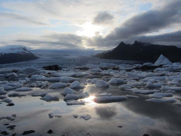 zlanda Tarihi  <br><br>  861 ylnda Norveliler tarafndan kefedilen adaya ilk kez 9 ve 10. yzylda Norve'ten gelen Vikingler yerlemilerdir.       