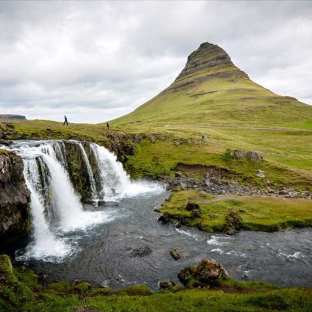 Zaten lke genel olarak bu volkanik faaliyetlerle dnyada varln hissettirebiliyor.  Son olarak eyjafjallajkull isimli yanardan 2010 ylnda patlamas ve dnya hava trafiini olumsuz etkilemsiyle zlanda ismi dnyada anlr olmutu.           