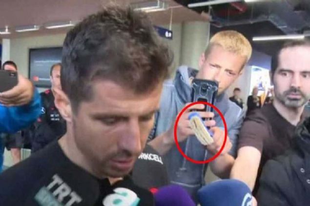 Oyuncularmz nce havalimannda 3 saat bekletildi, sonra ise Emre Belzolu, muhabirlerin mikrofon uzatt esnada bir zlandal tarafndan, saygszla maruz kald. Bahsi geen kii milli futbolcuya tuvalet fras uzatt.            