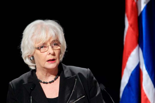 27 Haziran 2010'dan itibaren zlanda'da ecinsel evlilik yasal hale geldi. lkenin eski babakan Jhanna Sigurardttir da ecinsellii ile ak olan dnyann ilk seilmi devlet bakan.          