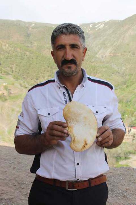 Mantar�n ete rakip oldu�unu belirten Bas�r, 'Elmadal� k�y�nde oturuyoruz. Bu g�rd���n�z mantarlar� da�larda topluyoruz. Kilosu 50 liraya sat�yoruz. Et 42 lira mantar 50 lira' dedi.  