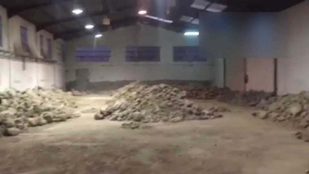 spanyada vergi dairesi ve polisin gerekletirdii ortak operasyonda, Madrid blgesinde bulunan Humanes kasabasndaki bir depoda yaklak 1 ton uyuturucu, paketler halinde sahte talarn iine saklanm halde bulundu. 