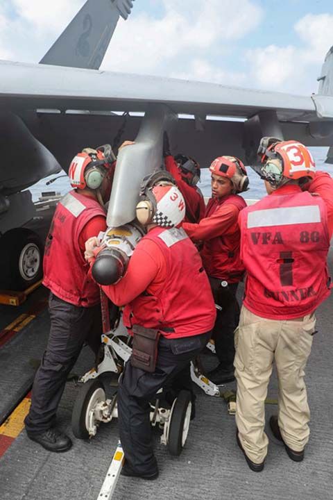 Filoda yaklak 70 jetin bulunduunu aktaran AP muhabiri, Pentagon'un son yllarda Orta Dou'ya uak gemisi gndermediini hatrlyor.     