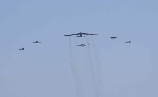 Katar'daki ABD ssnde ise, nl bombardman ua B-52'ler var. B-52 ve dier jetler, ran'a gzda veriyor.  